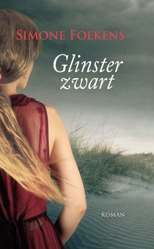 Boekcover 'Glinsterzwart' van Simone Foekens. Vrouw in rood jurkje kijkt weg.