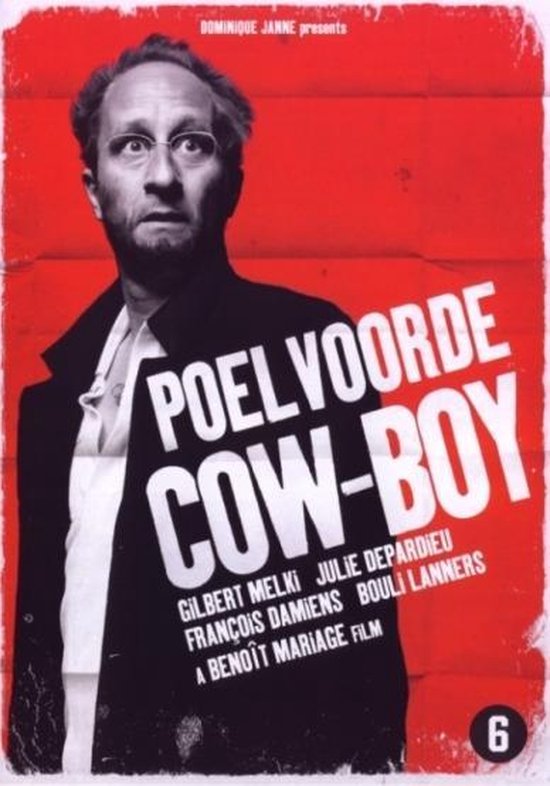 Filmcover Poelvoorde Cow-Boy. Man met bril in zwart jasje, witte blouse. Rode achtergrond.