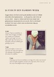 Een vrouw houdt een beker koffie vast in haar linkerhand, met een zilveren horloge en armbanden. Ze draagt een grijze outfit. Een zwarte tas is zichtbaar.
