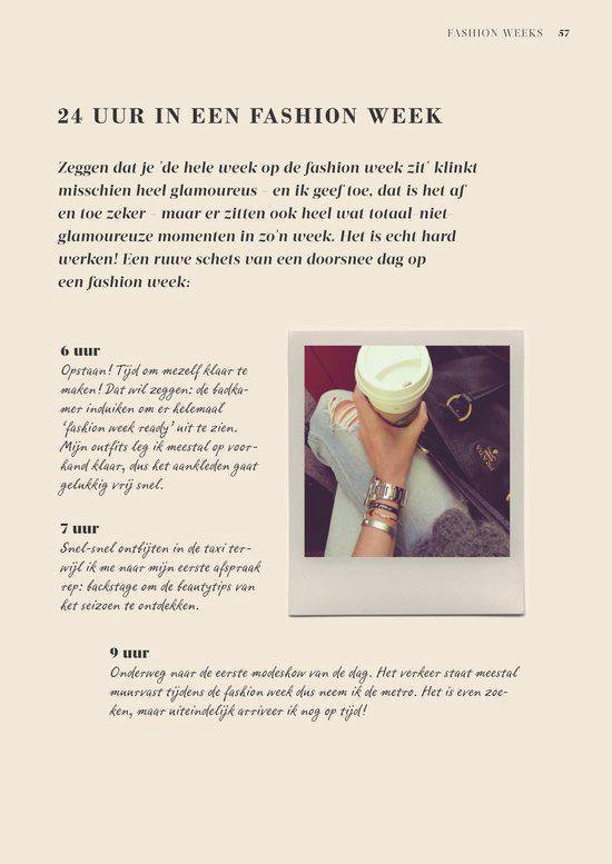 Een vrouw houdt een beker koffie vast in haar linkerhand, met een zilveren horloge en armbanden. Ze draagt een grijze outfit. Een zwarte tas is zichtbaar.