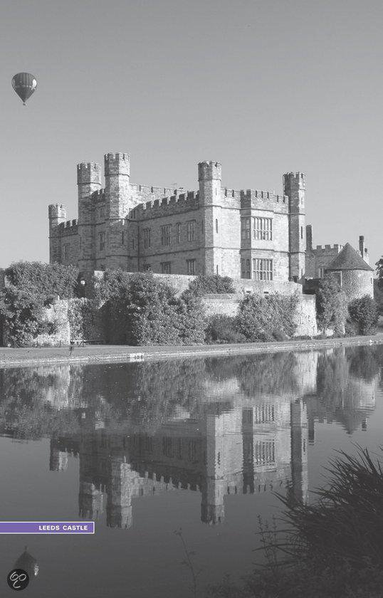 Leeds Castle, een groot stenen kasteel met torens, weerspiegeld in het water. Een luchtballon is zichtbaar.