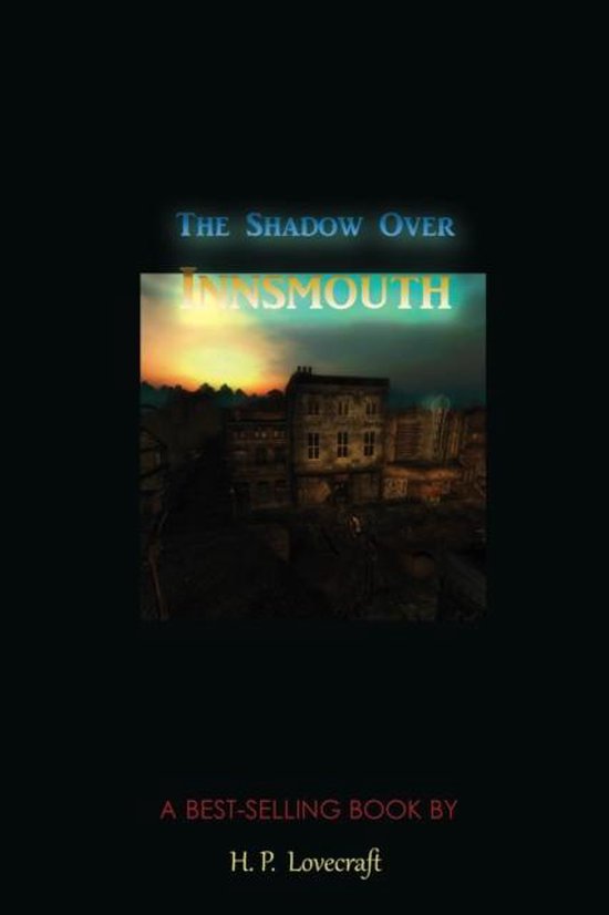 Boekomslag van 'The Shadow Over Innsmouth' door H.P. Lovecraft, met een duistere stadsgezicht bij zonsondergang.