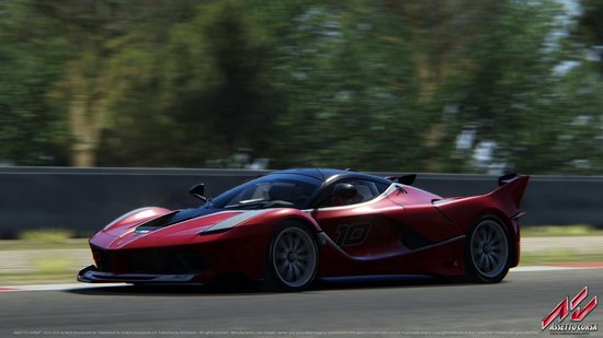Rode Ferrari FXX K met nummer 10 op een circuit, gezien vanaf de zijkant.