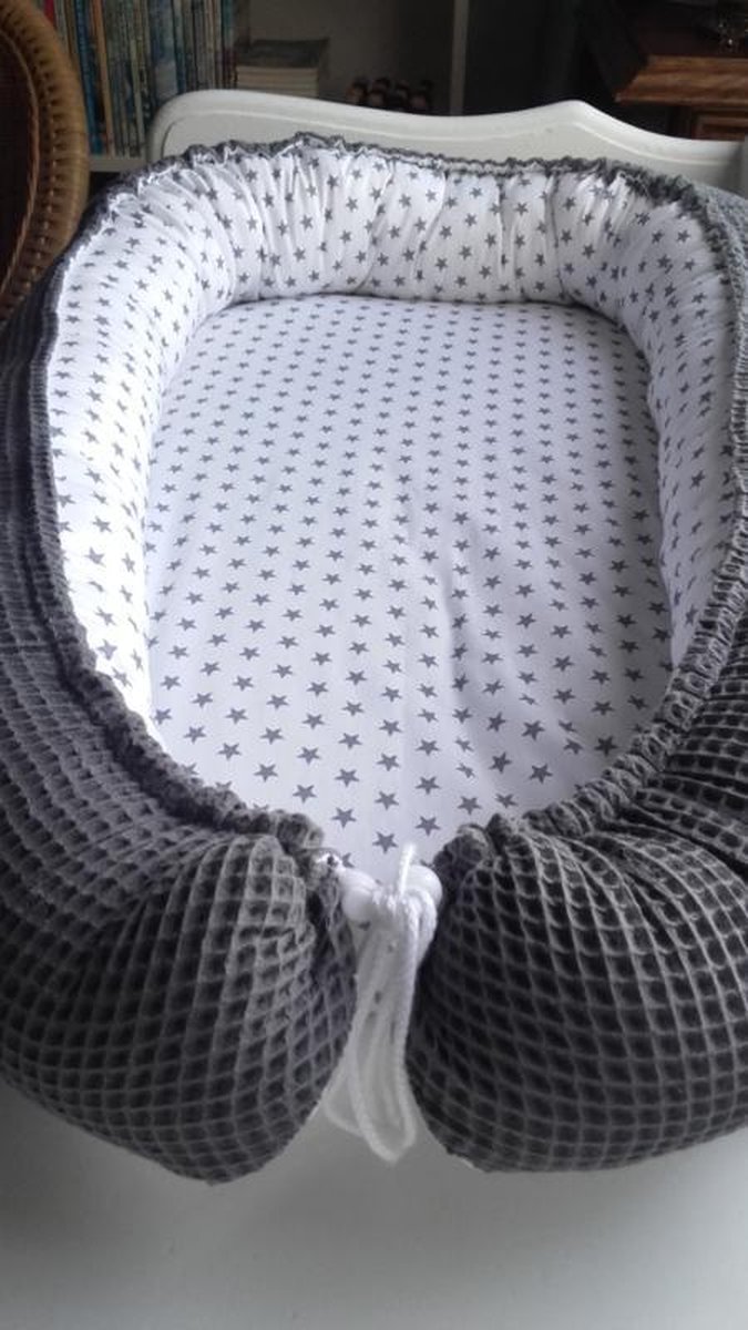 Bol.com Babynestje (donker grijs/wit/grijze sterretjes) aanbieding