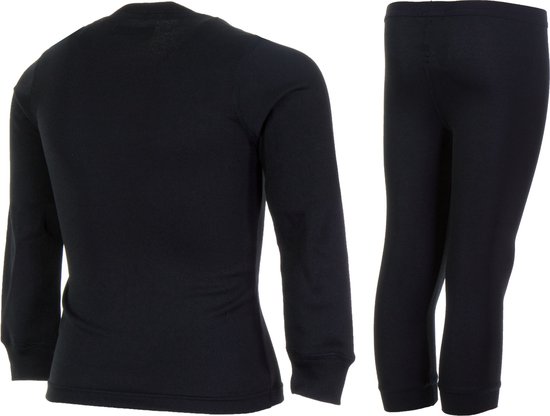 Zwarte lange thermoshirt en zwarte driekwart thermobroek.