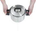 Twee handen houden een soeppan met deksel vast terwijl water eruit wordt gegoten.