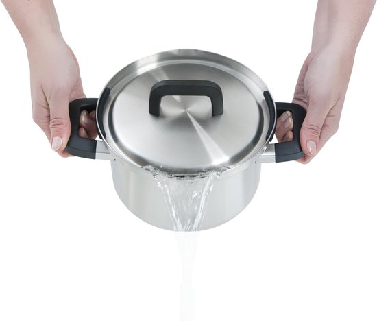 Twee handen houden een soeppan met deksel vast terwijl water eruit wordt gegoten.