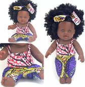 Bruine meisjes pop met krullend zwart haar in een jumpsuit met Afrikaanse printjes 30 cm babypop