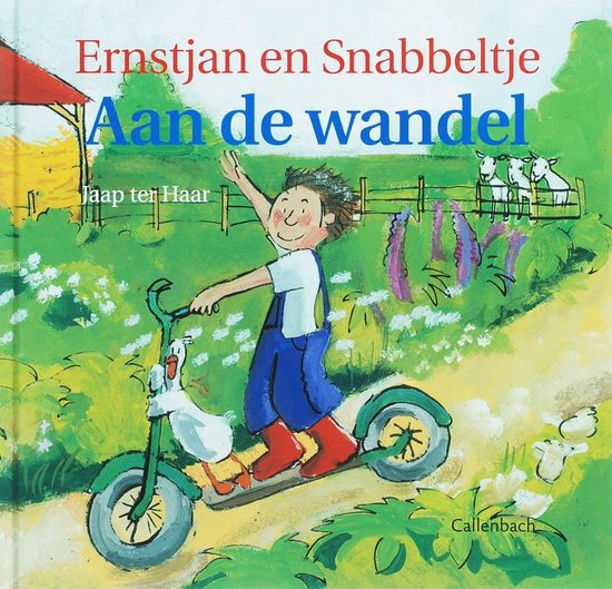 Een jongen in een blauw tuinbroek en rode laarzen rijdt op een witte step met een eendje erop. Op de achtergrond zijn geiten en een rode schuur.