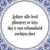 Tegeltje met Spreuk (Tegeltjeswijsheid): Achter alle leed glinstert er iets, dat u van schoonheid zuchten doet + Kado verpakking & Plakhanger