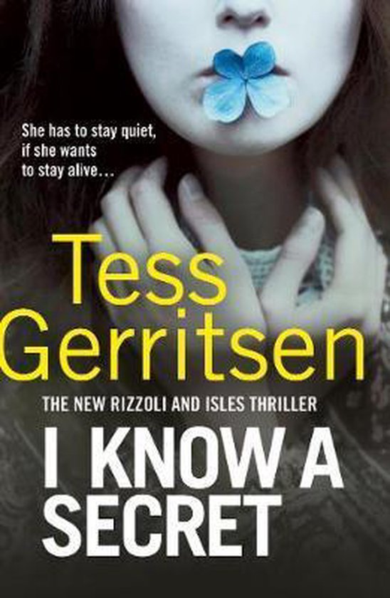 Boekomslag van 'I Know a Secret' van Tess Gerritsen. Een close-up van een vrouw met een blauwe vlinder op haar lippen. Tekst: 'She has to stay quiet, if she wants to stay alive...', 'Tess Gerritsen', 'I KNOW A SECRET', 'THE NEW RIZZOLI AND ISLES THRILLER'.