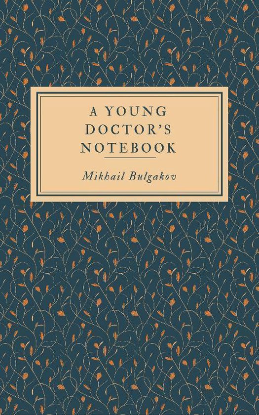Un jeune carnet de médecin de Mikhaïl Boulgakov avec une couverture bleu foncé ornée de feuilles et de branches orange.