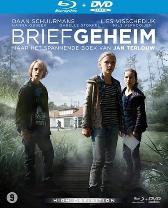 Dvd-cover 'Briefgeheim' met drie kinderen voor een huis. Titel, namen acteurs en 'High Definition' zijn zichtbaar.