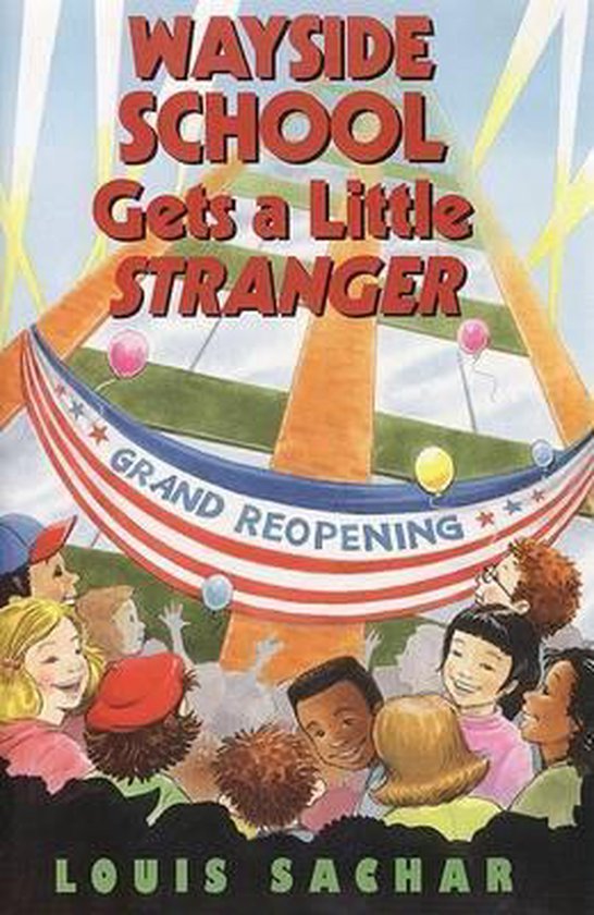 Boekomslag met de titel 'Wayside School Gets a Little Stranger' en de tekst 'Grand Reopening'. Een menigte lachende kinderen kijkt omhoog naar een Amerikaanse banier.