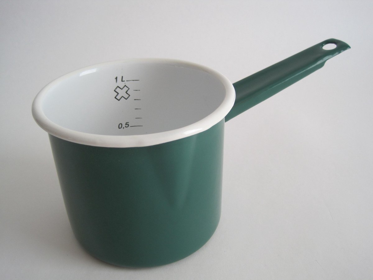 Zevenburgen Emaille steelpan met maataanduiding en schenktuitje Ø 12 cm 1 liter donkergroen