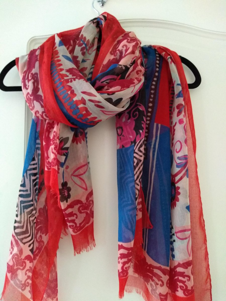 Fleurige sjaal in de kleuren rood, blauw, roze, zwart en wit. | bol.com