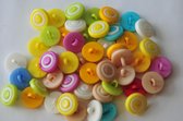 Kinderknoop Swirl. 14 mm doorsnede. Mix zakje van 50 stuks.