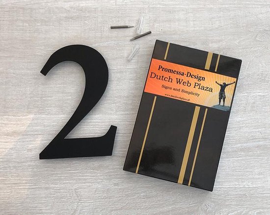 Matzwart huisnummer 2 van roestvrij staal naast de zwarte Promessa-Design verpakking.