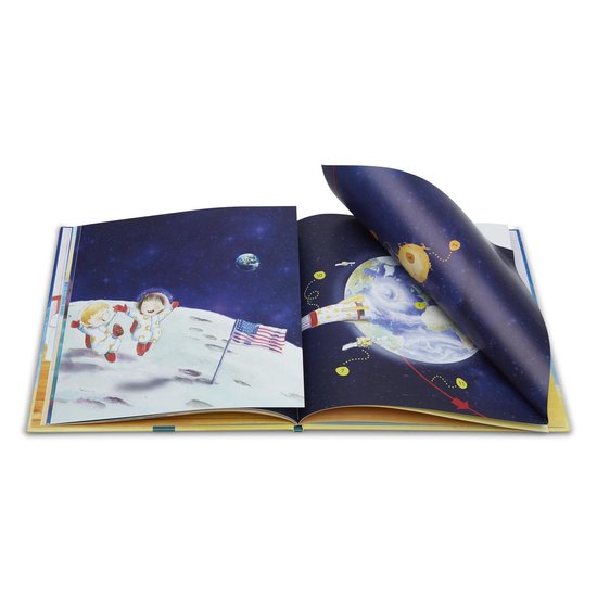 Open kinderboek met illustraties van kinderen in een ruimtepak op de maan, met de aarde en een raket in de ruimte.