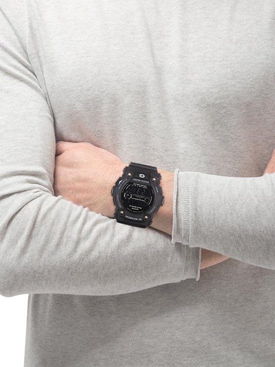 Zwarte G-Shock horloge met digitale display om de pols van een man.