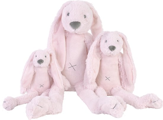 Drie roze konijnenknuffels van verschillende formaten, tegen een witte achtergrond.