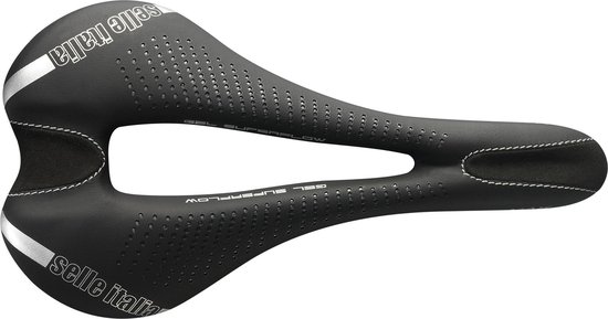 Zwarte Selle Italia fietszadel met perforaties, zilveren accenten en witte stiksels.