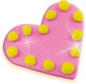 Een roze glitterklei hartvorm met 12 gele bolletjes erop.
