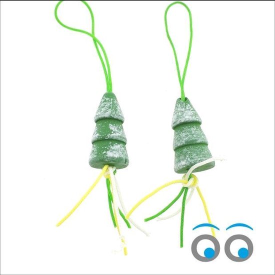 Twee groene kerstboom gelukshangers met witte accenten en groene, witte en gele koordjes.