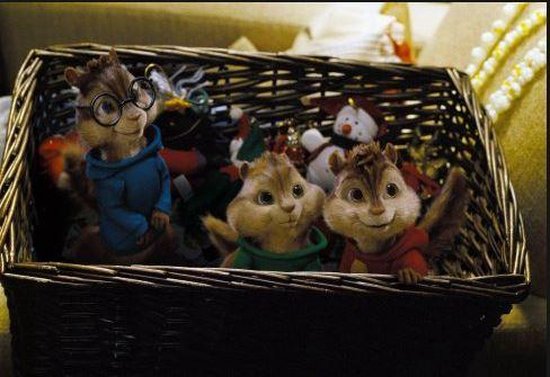 Drie Chipmunks in een rieten mand met kerstdecoraties.