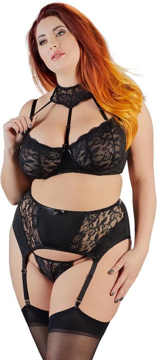 Cottelli Plus Size – Sexy en Uitnodigende Jarretel Set Halternek Model met Wetlook Elementen – Maat 85D/L – Zwart