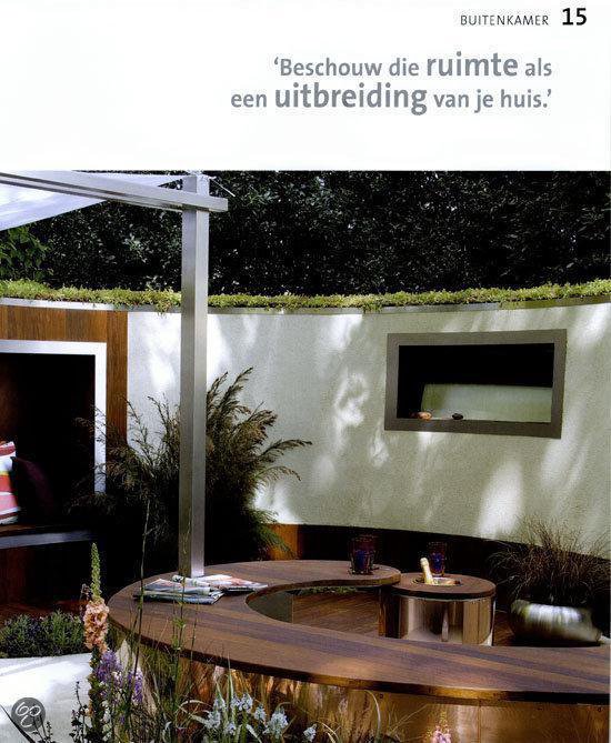 Houten bar met rond zitgedeelte in een moderne tuin met waterval en muur.