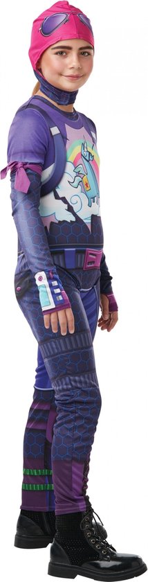 Meisje in paars en blauw Fortnite Brite Bomber kostuum met eenhoorn opdruk, roze muts en zwarte laarzen.