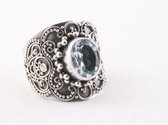 Traditionele bewerkte zilveren ring met blauwe topaas - maat 19.5