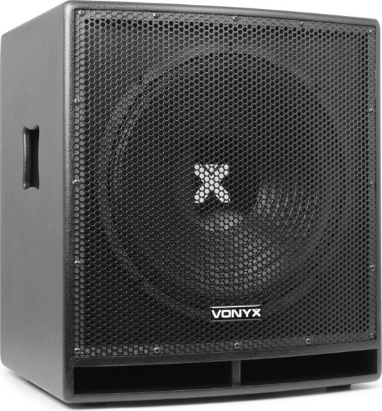 Zwarte Vonyx subwoofer met metalen grill, Vonyx logo en 'X' logo op de speaker, schuin van voren gezien.