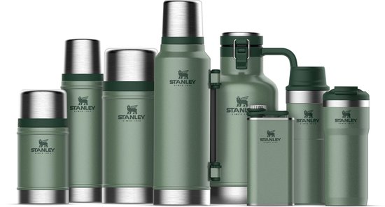 Bouteilles et thermos Stanley verts sur fond noir. Logos Stanley.