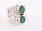 Opengewerkte zilveren ring met smaragd - maat 17.5