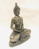Thais Boeddha beeld  zittend 14x7.5x19.5cm.Zijn handen zijn gevouwen in de Dhyana Mudra. Hij zit in de Dhyana Asana, beiden de traditionele meditatiehouding van Boeddha. Materiaal: