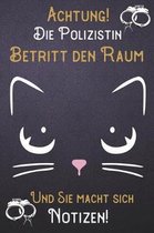 Achtung! Die Polizistin betritt den Raum und Sie macht sich Notizen