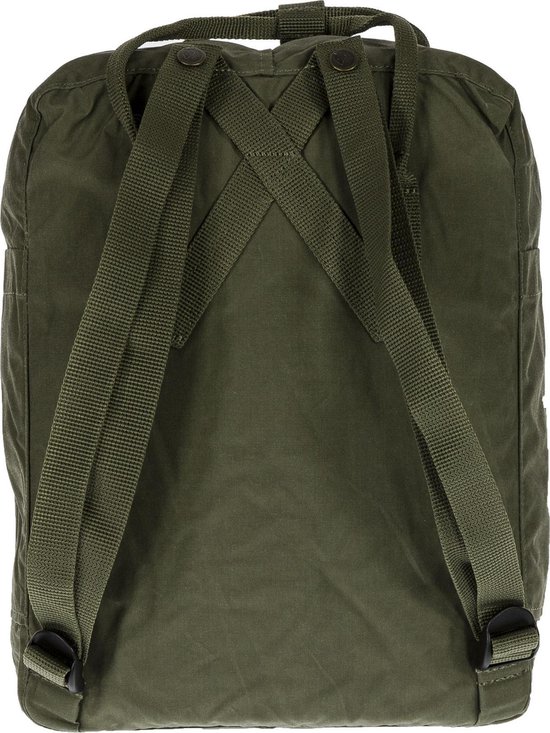 Achterkant van een donkergroene Fjallraven Kanken rugzak met schouderbanden.