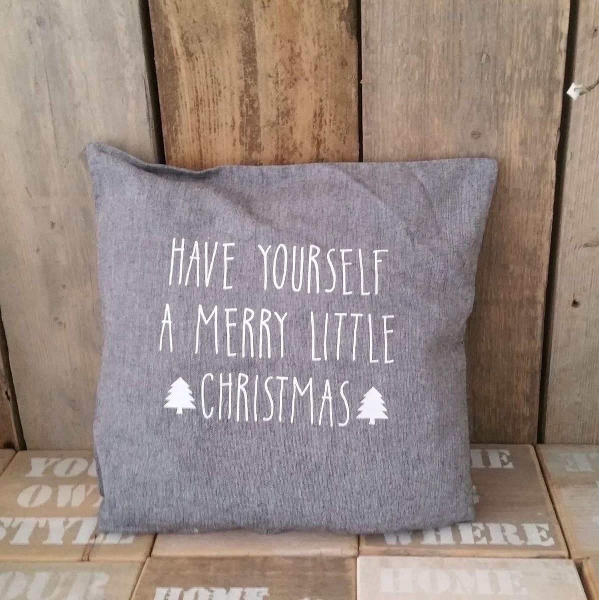 Kussenhoes tekst kerst grijs Have yourself a merry little Christmas kussensloop kussen maat 50x50 cm