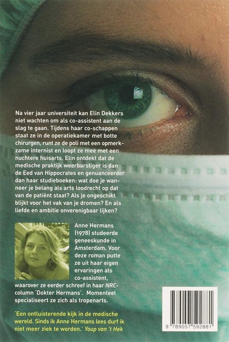 Een close-up van een oog van een chirurg met een medisch masker en muts. Een foto van de auteur Anne Hermans staat in de hoek.