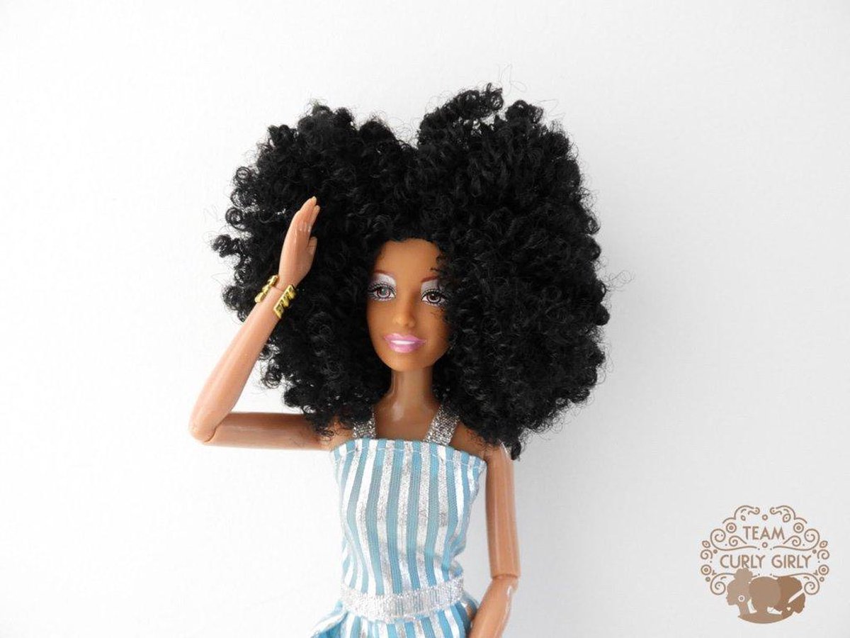 zoom Allergisch Punt Bruine barbie pop met afro krullend haar - Nayla - Bruine pop met zwarte  krullen -... | bol.com