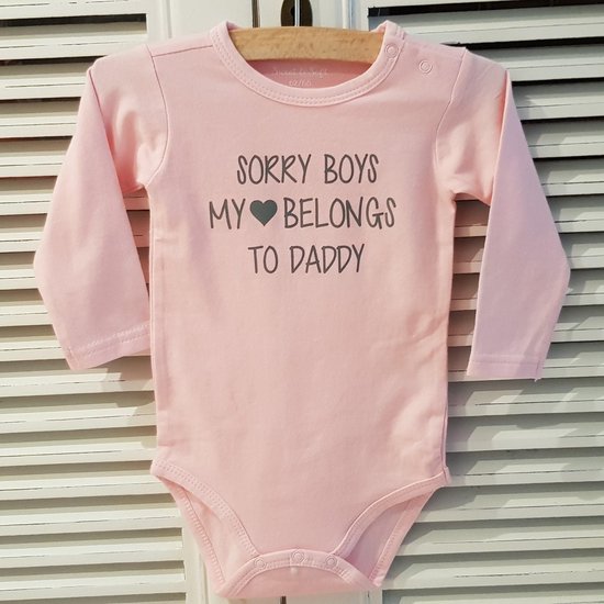 Baby Rompertje licht rose meisje met tekst papa | sorry boys, my heart belongs to daddy | lange mouw | roze met grijs | maat 50/56 | eerste vaderdag cadeau tekst baby kind cadeautje liefste lief beste held superman leukste mijn is de allerbeste best cadeau geven Baby Rompertje licht rose meisje met tekst papa | sorry boys, my heart belongs to daddy | lange mouw | roze met grijs | maat 50/56 | eerste vaderdag cadeau tekst baby kind cadeautje liefste lief beste held superman leukste mijn is de allerbeste best cadeau geven