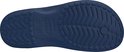 Zool van een donkerblauwe Crocs flipflop. De onderkant is voorzien van het Crocs logo en een profiel.