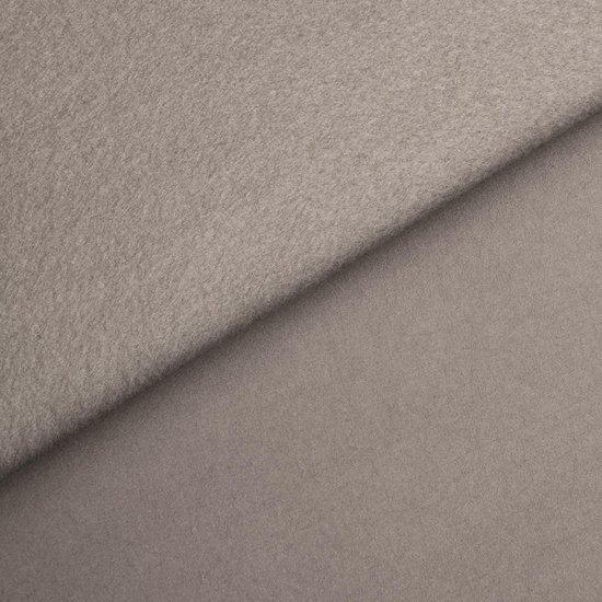 Twee beige stoffen naast elkaar, waarvan één een zachte, pluizige textuur heeft.