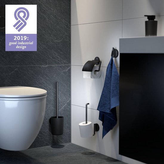 Salle de bain moderne avec toilette blanche, accessoires noirs, et mur décoré avec le prix Good Industrial Design 2019.