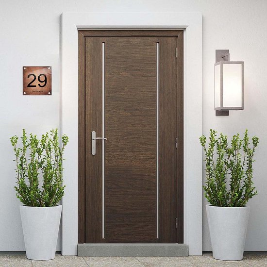 Bronzen huisnummerbord '29 UW TEKST' bij een donkerhouten voordeur met planten.
