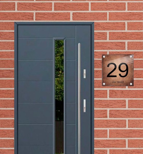 Bronzen huisnummerbord '29 UW TEKST' naast een donkergrijze voordeur.
