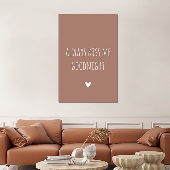 Wanddecoratie Metaal - Aluminium Schilderij Industrieel - Engelse quote "Always kiss me goodnight" met een hartje op een bruine achtergrond - 100x150 cm - Dibond - Foto op aluminium - Industriële muurdecoratie - Voor de woonkamer/slaapkamer
