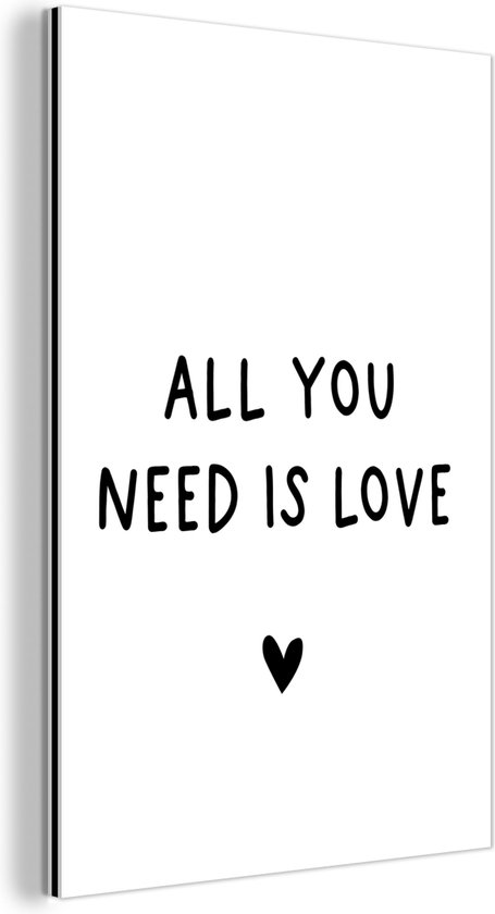 Wanddecoratie Metaal - Aluminium Schilderij Industrieel - Engelse quote "All you need is love" met een hartje op een witte achtergrond - 100x150 cm - Dibond - Foto op aluminium - Industriële muurdecoratie - Voor de woonkamer/slaapkamer